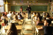 Ermittelt an einer Grundschule und braucht dafür die Unterstützung der Lehrerin Mrs. Ruiz (Michael Hyatt, stehend l.): Richard Castle (Nathan Fillion, stehend r.)