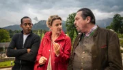 Johanna (Ines Lutz, M.) besucht ihren Vater (Andreas Geibel, r.)  und Jerry (Peter Marton, l.) im Kommissariat, sie diskutieren auf der Terrasse den aktuellen Fall und Johanna isst dem Papa die Brozeit weg.