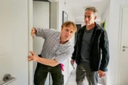 Jimmy Niehaus (Michael Kranz, l.) setzt alles daran, seine Tat zu vertuschen. Dabei stellt er sich allerdings wenig geschickt an. Jan (Marco Girnth, r.) ist ihm auf der Spur.