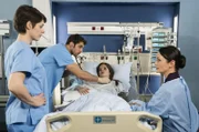 Niklas und Theresa schauen nach der OP nach Theresas Halbschwester Alexa; ihr geht es so weit gut. Theresas Mutter sitzt am Krankenbett. V.l.n.r. Dr. Theresa Koshka (Katharina Nesytowa), Dr. Niklas Ahrend (Roy Peter Link), Alexa Roth (Jamie Bick), Natascha Roth (Bettina Engelhardt).
