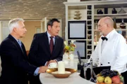 Alfred (Rolf Nagel, r.) erzählt Thomas (Gerry Hungbauer, l.) und Gunter (Hermann Toelcke, M.) von seiner neuen Pferde-Auktionsseite im Internet.