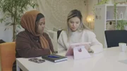 Bahareh Husseini (r.) unterstützt im Düsseldorfer Projekt JUMP geflüchtete Mädchen zum Beispiel mit Nachhilfe in Deutsch. Damit hilft sie ihnen, sich ein selbstbestimmtes Leben aufzubauen.