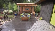 Marlon und Vicky aus Seattle haben zwei kleine Kinder und einen familienunfreundlichen Garten. Das Geländer ist wackelig, die Terrassenplatten bröckelig, Sperrmüll steht im Weg und überall wächst Unkraut. Höchste Zeit, den Garten in ein Paradies für die junge Familie zu verwandeln! Auf der Agenda steht eine große Terrasse mit Platz für viele Gäste, eine Loggia mit großem Fernseher, um draußen Basketball und Football gucken zu können und eine eigene Zapfanlage für Marlon und seine Freunde.