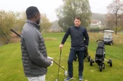 Gregor und Hendrik geraten auf dem Golfplatz aneinander.