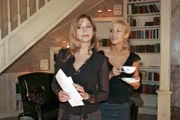 Laura (Olivia Pascal, l.) kann es nicht verhindern, dass Sabrina (Nina-Friederike Gnädig, r.) sich in ihr Training mit dem Fitness-Trainer einklinken will.