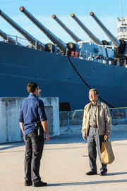 "Hawaii Five-0", "Alte Wunden." Während der Gedenkfeier zum Angriff auf Pearl Harbor versucht der US-Japaner David Toriyama den Veteranen Ezra Clark zu töten. Mit der Tat will Toriyama den Mord an seinem Vater rächen, der während des Zweiten Weltkriegs in einem Internierungslager erschossen wurde. Steve McGarrett (Alex O'Loughlin) gelingt es, die Tat zu vereiteln. Er denkt jedoch nicht daran, den alten Mann ins Gefängnis zu stecken, ganz im Gegenteil. Er will ihm helfen, Licht ins Dunkel dieses schon längst vergessen geglaubten Verbrechens zu bringen.Im Bild (v.li.): Alex O'Loughlin (Steve McGarrett), James Saito (David Toriyama).