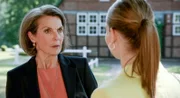 Victoria (Caroline Schreiber, l) möchte mit Bella (Alessia Mazzola, r.) zu ihrem 18. Geburtstag eine Familientradition fortsetzen. Doch Bella ist schon verplant.