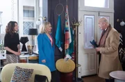 ARD ROTE ROSEN FOLGE 3255, am Mittwoch um 14:10 Uhr im ERSTEN. Tatjana (Judith Sehrbrock, l.) und Mona (Jana Hora-Goosmann, r.) finden in Peter Dahlmann (Thomas Bestvater, r.) einen Käufer für die Werkstatt.