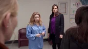 Ein Zeuge will gesehen haben, wie Gia Eskas (Natasha Lyonne, l.) in der psychiatrischen Klinik vergewaltigt wurde. Doch gegenüber Detective Olivia Benson (Mariska Hargitay) leugnet sie die Vergwaltigung, obwohl der gynäkologische Befund das Gegenteil beweist.