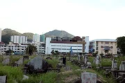 Robert Joe erkundet den Batu-Gantung-Friedhof in Penang.