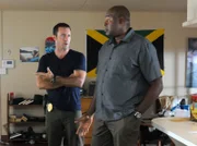 Sind dazu gezwungen zusammenarbeiten, um die Staatssicherheit ihres Landes zu schützen: Steve (Alex O'Loughlin, l.) und Lou Grover (Chi McBride, r.) ...