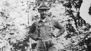Heinrich Himmler fand nach Abbruch seines Landwirtschaftsstudiums Gleichgesinnte in der NSDAP und trat kurz darauf der SA bei.