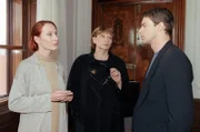 "Kommissar Rex", "Der Tod kam zweimal." Im Penthouse des attraktiven, prominenten Topmodels Marc Reinhard erscheinen an einem Abend hintereinander drei Besucher: die Freundin von Marc, dann Pit Gallauer, Marcs Manager, und etwas später Selma, die Mutter von Katharina, eine bekannte Modeschöpferin. Am nächsten Tag wird Marc ermordet in einer Mülltonne aufgefunden. Die drei Besucher vom Vorabend sind gleichermaßen erschüttert und leugnen, etwas mit dem Verbrechen zu tun zu haben. Die Recherchen von Brandtner und Rex ergeben, dass alle drei ein Motiv haben. Katharina zum Beispiel hat herausgefunden, dass er sie betrogen hat und Pit Gallauer hat, wie Marc, ein Drogenproblem. Der Gerichtsmediziner Dr. Graf macht eine Entdeckung, die dem Fall eine entscheidende Wendung gibt.Im Bild (v.li.): Andrea Sawatzki (Selma Melle-Schneiders), Vera Borek (Marie Puchner), Gedeon Burkhard (Alexander Brandtner).