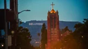 Die First Presbyterian Church of Hollywood dahinter die Hollywood Hills.
