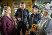 Hans (Bruno F. Apitz, 2.v.l.) und Franzi (Rhea Harder-Vennewald, 2.v.r.) suchen Lydia (Hildegard Schroedter, l.) und Elfie Brinx (Irmgard Jedamzik, r.) in ihrem Blumenladen auf, um herauszufinden, wer das Marihuana in Lydias Gartenlaube angepflanzt haben könnte.