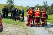 Großaufgebot für die Suche. Feuerwehr und Polizei vereinen Kräfte, um Hannes zu finden.