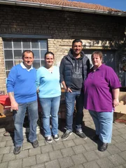 Von links: Michael, Daniela, Trödelexperte Sükrü Pehlivan und Heidi.