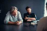 Hubert Mur (Michael Fitz) und Richard Wagner (Sebastian Edtbauer) unterhalten sich auf der Wache mit einer anderen Person.