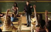 Castle (Nathan Fillion, stehend r.) muss ermitteln, nachdem ein Eisverkäufer getötet wurde. Können Grundschulkinder ihm bei der Lösung des Falles behilflich sein?