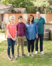 (v.li.): Meg Donnelly (Taylor Otto), Daniel DiMaggio (Oliver Otto), Katy Mixon (Katie Otto), Diedrich Bader (Greg Otto).