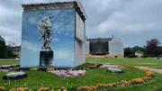 Ein Gerüst schützt die Skulptur im Großen Garten.