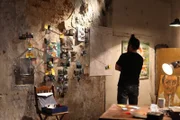 Robert Joe betrachtet Hinweise, die an einer Wand gesammelt wurden.