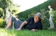 Die dritte Gartenreise geht nach Baden-Württemberg. Axl Jansen hat als Fotograf lang in Berlin und Paris gelebt und nun den gut 800 Quadratmeter großen Garten seiner Eltern in Besigheim in der Nähe von Stuttgart geerbt.