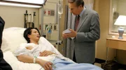 Det. Lennie Briscoe (Jerry Orbach, re.) verhört im Krankenhaus Hiroji Yoshida (Will Yun Lee). Dieser wurde in seinem Urlaub in New York Opfer eines Überfalls, bei dem seine Frau erschossen wird. Zurück in Tokyo macht er der Stadt große Vorwürfe und übt so Druck auf die New Yorker Behörden aus. Ist Hiroji Yoshida wirklich ein trauernder Witwer?