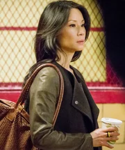 Watson (Lucy Liu) und Holmes ermitteln in einer Geiselnahme, deren Opfer jahrelang für tot gehalten wurde ...