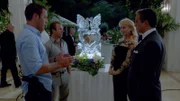 Während Kono und Adam immer noch um ihr Leben kämpfen, müssen Steve McGarrett (Alex O'Loughlin, l.) und Danny Williams (Scott Caan, 2.v.l.) einen neuen Fall lösen und stoßen dabei auf Barbara Cotchin (Rebecca De Mornay, 2.v.r.). Doch was hat sie damit zu tun?