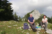 Werner Schmidbauer und Sandra Maischberger auf  dem Weg zum Elbacher Kreuz (auch Türkenköpfl), 1512 m.