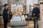 Ellen (Yun Huang, l.) wünscht sich von Jens (Martin Luding, r.), offener gegenüber Lin und ihren Plänen zu sein.