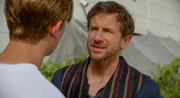 Till (Francesco Oscar Schramm, l.) hat den Eindruck, dass Arthur (Vivian Frey, r.) sich nur für seine Arbeit interessiert. Dabei ist das Gegenteil der Fall. Wie kann Arthur seinem Sohn das beweisen??