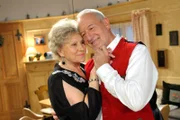 Da sie bei der Filmpremiere keine Gelgenheit hatten miteinander zu tanzen, fordert Alfons (Sepp Schauer, r.) Hildegard (Antje Hagen, l.) danach, spontan zu einem Tänzchen in ihrer Küche auf.