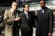Die Ehefrau eines japanischen Touristen wird auf offener Straße erschossen. Auf den Ermittlern Det. Lennie Briscoe (Jerry Orbach, li.) und Det. Edward Green (Jesse L. Martin, re.) lastet nach dem Mord ein enormer Erfolgsdruck, da sich der Ehemann (Will Yun Lee) mit seinen Vorwürfen an die Weltpresse wendet. Doch dank geschickter Ermittlungsmethoden wendet sich das Blatt schließlich gegen den vermeintlich trauernden Witwer. Die Ehefrau eines japanischen Touristen wird auf offener Straße erschossen. Auf den Ermittlern Det. Lennie Briscoe (Jerry Orbach, li.) und Det. Edward Green (Jesse L. Martin, re.) lastet nach dem Mord ein enormer Erfolgsdruck, da sich der Ehemann (Will Yun Lee) mit seinen Vorwürfen an die Weltpresse wendet. Doch dank geschickter Ermittlungsmethoden wendet sich das Blatt schließlich gegen den vermeintlich trauernden Witwer.