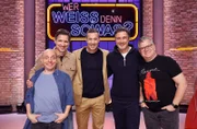 Moderator Kai Pflaume (M.) und seine Rateteam-Kapitäne Bernhard Hoëcker (l.) und Elton (r.) begrüßen in dieser Sendung den Fernsehmoderator, Unternehmer, Journalist und Web-TV-Produzenten Andreas Türck (2.v.l.) und den Fernseh- und Hörfunkmoderator Marco Schreyl (2.v.r.).