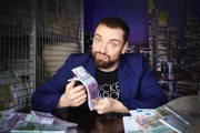 In seiner Surprise-Show "Mission Wahnsinn" verteilt Comedian Ingmar Stadelmann Geld, jedenfalls, dann, wenn die Kandidaten die harten Aufgaben lösen