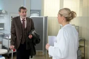 Britta (Jelena Mitschke,r.) macht Gunter (Hermann Toelcke,l.) klar, dass er seiner Gesundheit zu liebe, sein Leben ändern muss.