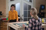 Tatjana (Judith Sehrbrock, l.) und Mona (Jana Hora-Goosmann, r.) beschließen, auf eigene Faust einen Käufer für die Immobilie zu suchen.