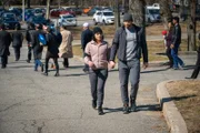 Hana Gibson (Keisha Castle-Hughes, l.); Kenny Crosby (Kellan Lutz, r.)