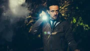 Inspector Tom Mathias (Richard Harrington) muss ein Geflecht von Affären, Obsessionen und Machtspielen freilegen.