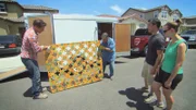Shayna und Eric haben zwar einen schönen Vorgarten, doch hinter dem Haus sieht es ganz anders aus: Der Rasen hat kahle Stellen, die Sitzecke ist langweilig und der Grill fällt beinahe auseinander. Genau die richtige Aufgabe für Chris Lambton: Er beschert dem Paar einen Traumgarten im mediterranen Stil mit einer coolen Dekowand plus Feuerschale, einer Bar, einer Pergola und steinernen Pflanzkübeln, die an Spanien erinnern.