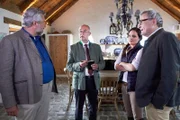 Dr. Edmund Siegl (Franz Froschauer, r.), der Vater des Mordopfers, und dessen Ehefrau Gabriele Siegl Elisabeth Lanz, 2.v.r.), die Stiefmutter des Toten, werden von Kommissar Stadler (Dieter Fischer, l.) und Polizeidirektor Achtziger (Alexander Duda, 2.v.l.) darüber informiert, dass es sich bei dem Satteldieb um ihren Sohn handeln soll.