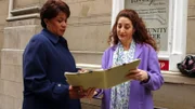 Dana Smith Croll als Lindy Frome (re.) und  S. Epatha Merkerson als Lt. Anita Van Buren.