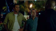 Bei einer Halloween-Party werden Max und noch ein paar weitere Leute von einem Mann angegriffen, der sich wie ein Zombie benimmt. Das Team um Steve (Alex O'Loughlin, l.) und Danny (Scott Caan, r.) versucht zu verfolgen, was mit dem Mann geschehen ist und stößt dabei auf eine kopflose Leiche ...