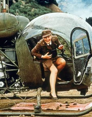 Major Margaret (Sally Kellerman) kommt mit dem Helikopter im Lazarett an.