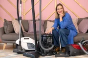 Muss es wirklich der teure Wasserstaubsauger für ein sauberes Zuhause sein? Yvonne Willicks findet es heraus und lässt zwei Wasserstaubsauger gegen einen klassischen Beutelstaubsauger antreten.