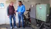 Trödelexperte Sükrü Pehlivan (re.) verkauft Schrott und Maschinen.