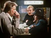 Der Fall ist aufgeklärt, aber Katja (Anja Jaenicke) mag sich noch nicht von ihren Freunden Schimanski (Götz George, links) und Thanner ( Eberhard Feik) trennen.