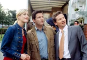 hr-fernsehen FAMILIE DR. KLEIST Folge 29, Katastrophen, 26-teilige Fernsehserie, Deutschland 2004, Regie: Richard Engel, am Mittwoch (28.04.10) um 21:45 Uhr. Stolz zeigen Frank Tanner (David C. Bunners, r.) und seine Frau Manuela (Julia Stinshoff, l.) Christian (Francis Fulton-Smith, M.) ihr neues Haus.